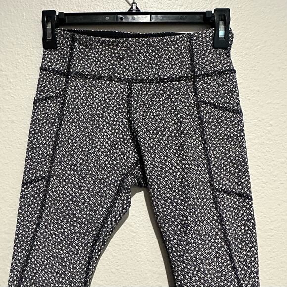 Lululemon Tight Stuff Crop II (15") SZ 4 - Picture 10 of 14